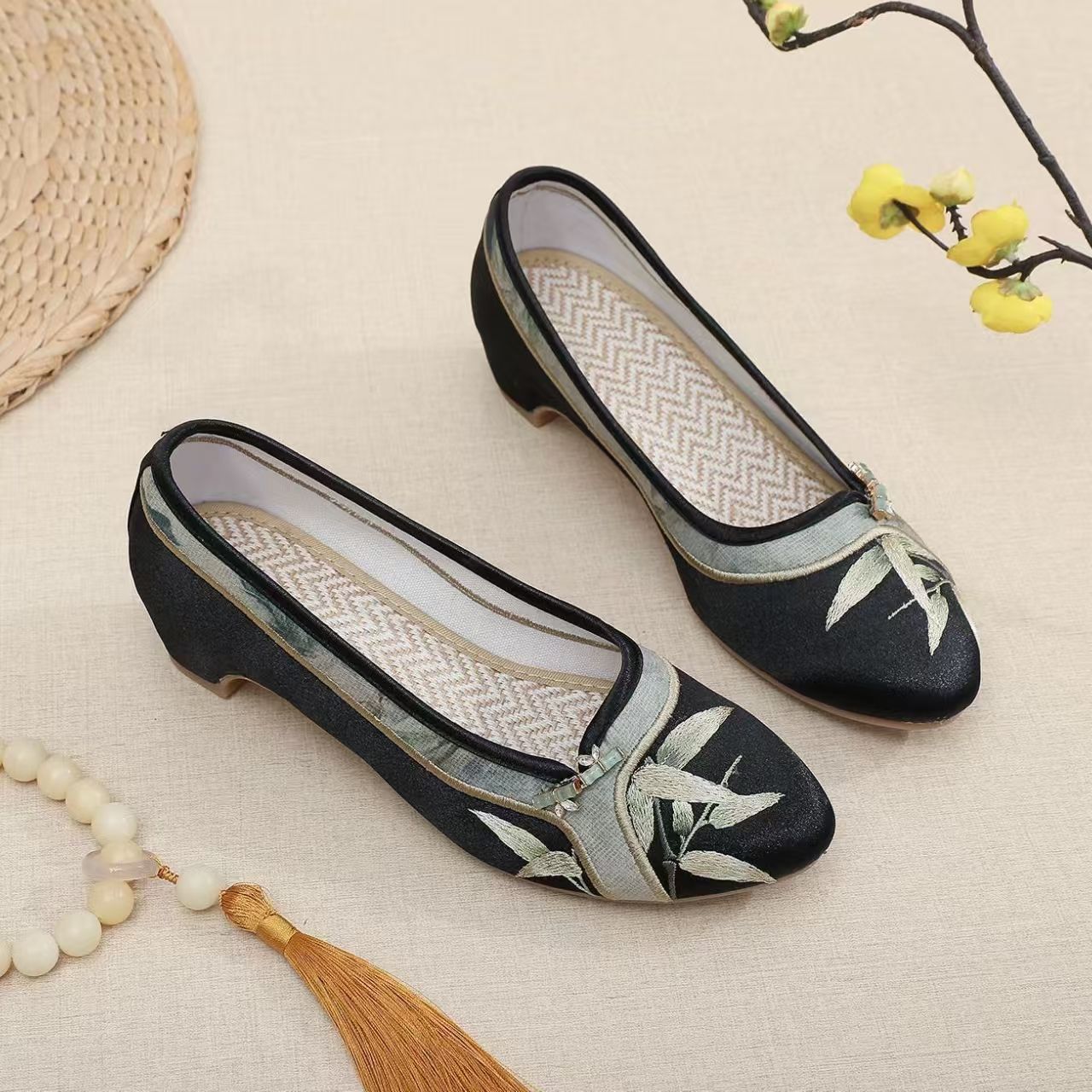 Woman Low Heel Embroidered Che – обзор и цена Embroidery Shoes